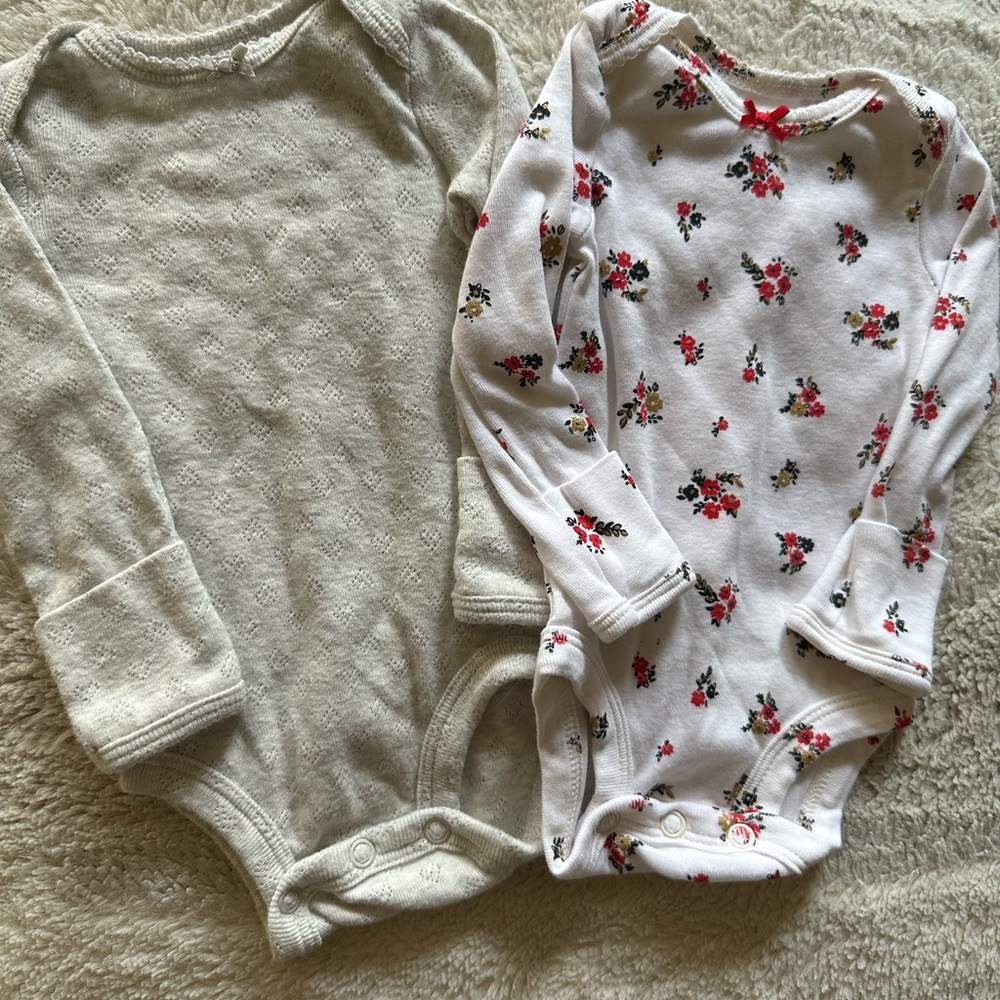 Donated☀️
💙5/$25💙 Carters Newborn Long Sleeve Onesies - Picture 1 of 3